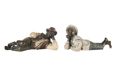 deux figurines représentant un homme et une femme allongés par terre