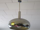 une lampe suspendue au plafond de la pièce