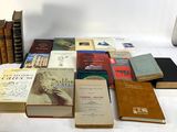 un grand nombre de livres posés sur une table