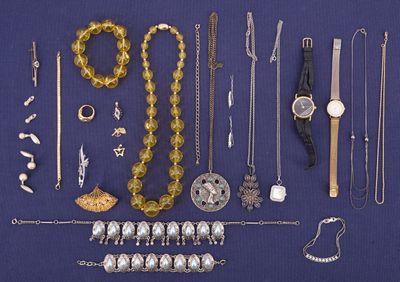 de nombreux types de bijoux disposés sur un fond bleu