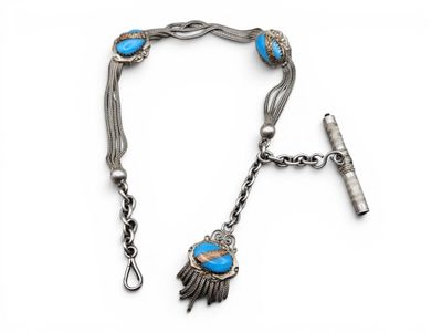 un gros plan d'un bracelet orné d'un oiseau