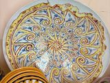 plusieurs assiettes et bols posés sur une table