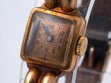 une montre posée sur un socle en verre