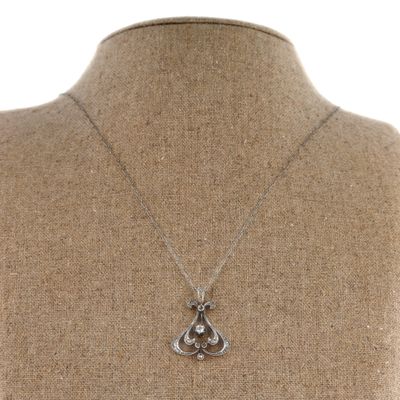 gros plan d'un collier sur un mannequin mannequin