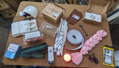 une table sur laquelle se trouvent de nombreux objets différents
