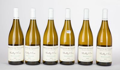 six bouteilles de vin sont alignées sur une table