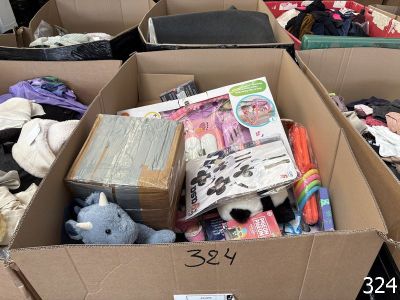 une boîte en carton remplie de jouets et d'autres objets