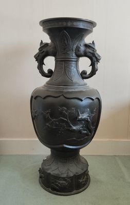 JAPON Vase en bronze à deux anses dragons.