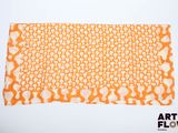 une écharpe orange et blanche ornée d'un motif de cercles