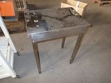une table sur laquelle se trouvent plusieurs objets