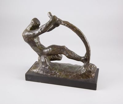 une sculpture en bronze représentant un homme tenant un arc dans ses mains