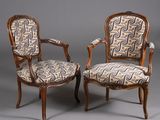 paire de fauteuils en noyer sculpté de style Louis XV, avec accoudoirs rembourrés