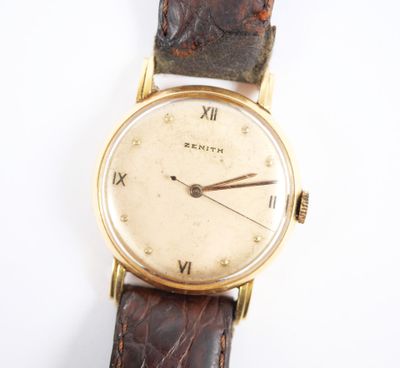 une image d'un gros plan d'une montre-bracelet avec des chiffres romains