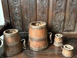un banc en bois sur lequel sont posés plusieurs vases