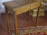 une table en bois sur laquelle est posé un échiquier