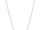 un collier en argent avec un pendentif en forme de cœur au bout d'une chaîne