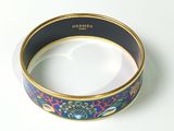 bracelet orné d'un motif bleu et violet à l'intérieur