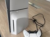 une console de jeux vidéo posée sur une table à côté d'une chaise