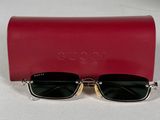 une paire de lunettes de soleil posée sur un étui rouge
