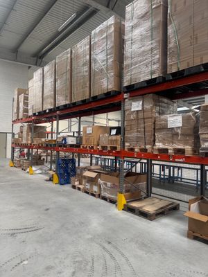 un grand entrepôt rempli de boîtes et de palettes