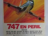 L'affiche du film « 477 en péril » est accrochée au mur.
