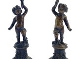 paire de figurines anciennes en bronze représentant un garçon et une fille tenant un panier