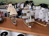 plusieurs maquettes de bateaux posées sur un plan de travail dans une cuisine