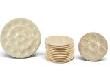 quatre pièces de poterie blanche empilées les unes sur les autres
