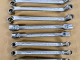 un ensemble de six troglodytes perchés sur une boîte en carton