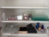 une vitrine sur laquelle sont disposés de nombreux objets en verre
