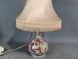 une lampe posée sur une table et munie d'un abat-jour