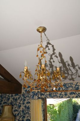 un lustre suspendu au plafond d'un salon