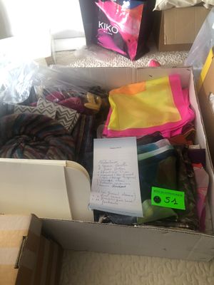 une boîte contenant de nombreux objets