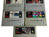 trois cartouches de jeux Nintendo empilées les unes sur les autres sur une surface blanche