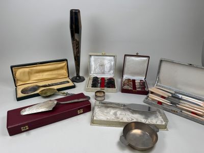 un grand nombre d'objets différents posés sur une table