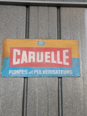 a sign on the side of a building that says carduele