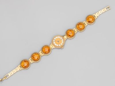 un bracelet en or orné de pierres orange et de diamants sur fond blanc
