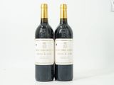 deux bouteilles de vin posées l'une à côté de l'autre sur une table