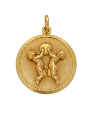 un gros plan d'une médaille d'or sur laquelle figurent deux chérubins