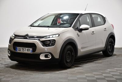 la citrole blanche est garee sur un sol en damier