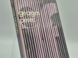 une image représentant un livre à la couverture rose posé sur une surface blanche