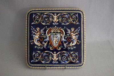 une boîte bleue et dorée sur laquelle figure l'image d'un lion