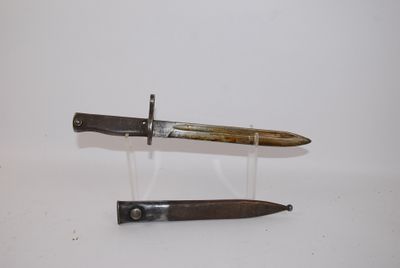 un couteau et un porte-couteau sur une surface blanche