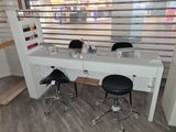 deux tabourets placés devant une table