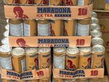 plusieurs canettes de bière empilées les unes sur les autres sur une palette