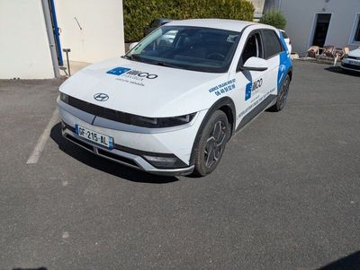 une voiture blanche garée dans un parking