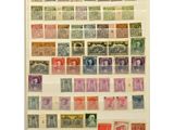 une importante collection de timbres, exposée dans une vitrine