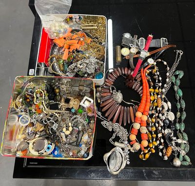 un plateau de bijoux assortis posé sur une table