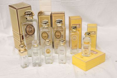 beaucoup de flacons et de boîtes de parfum sur une table