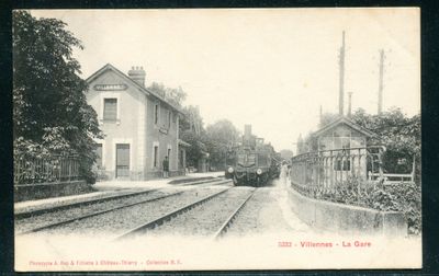 une photo en noir et blanc d'un train qui arrive sur les rails